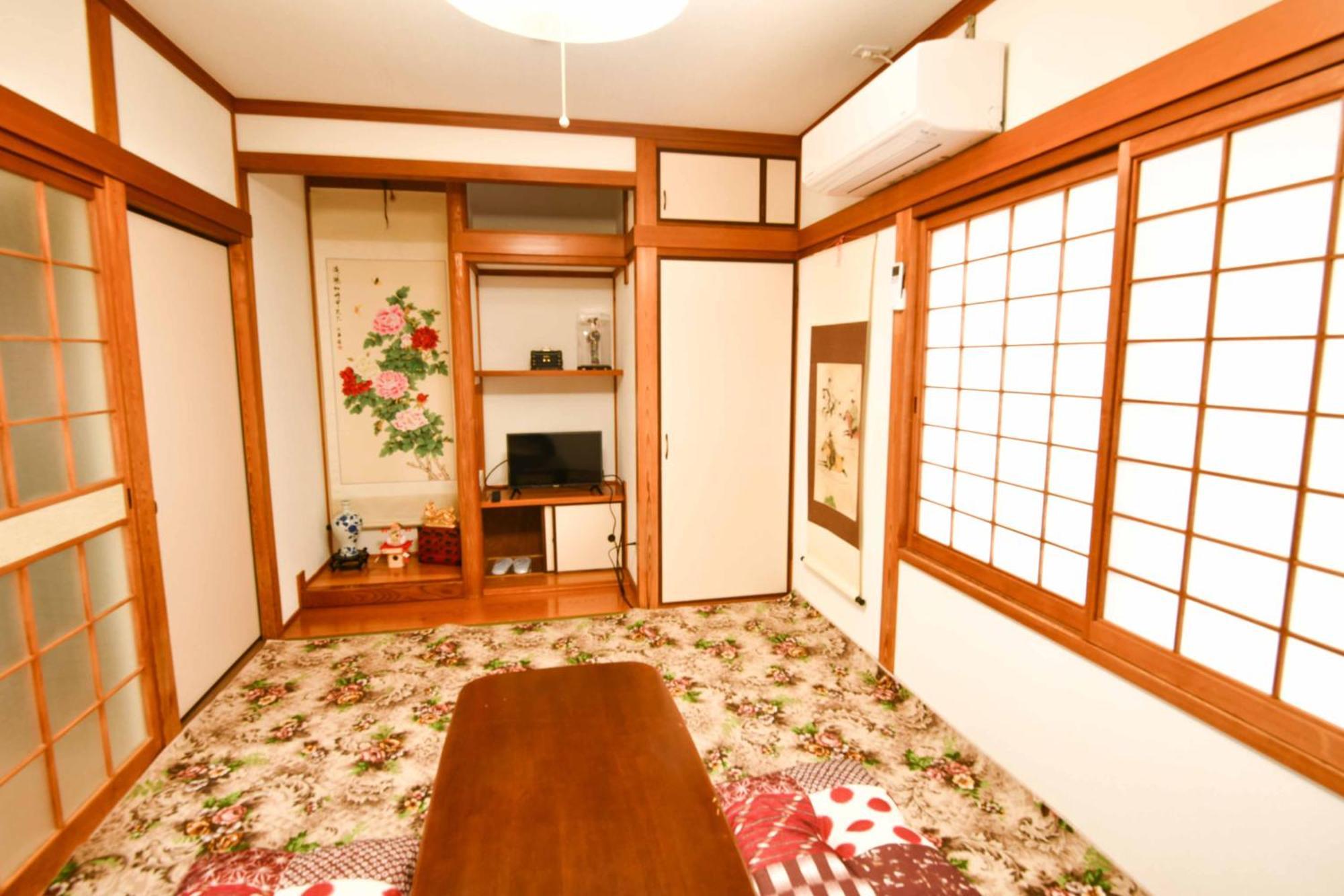 Gasthof 媛楽園 松山中心地及び道後温泉に近い家族やグループ旅行の多人数が泊まれる快適な宿